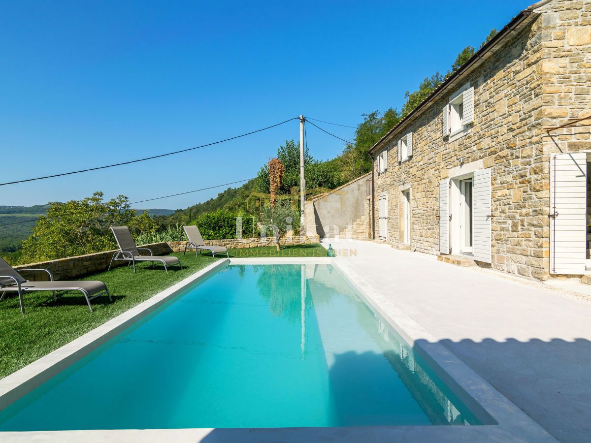 Casa in pietra con vista sulla natura